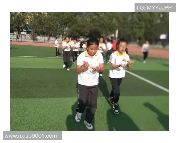 女孩子踢足球化身球星勇敢追梦展现无畏风采